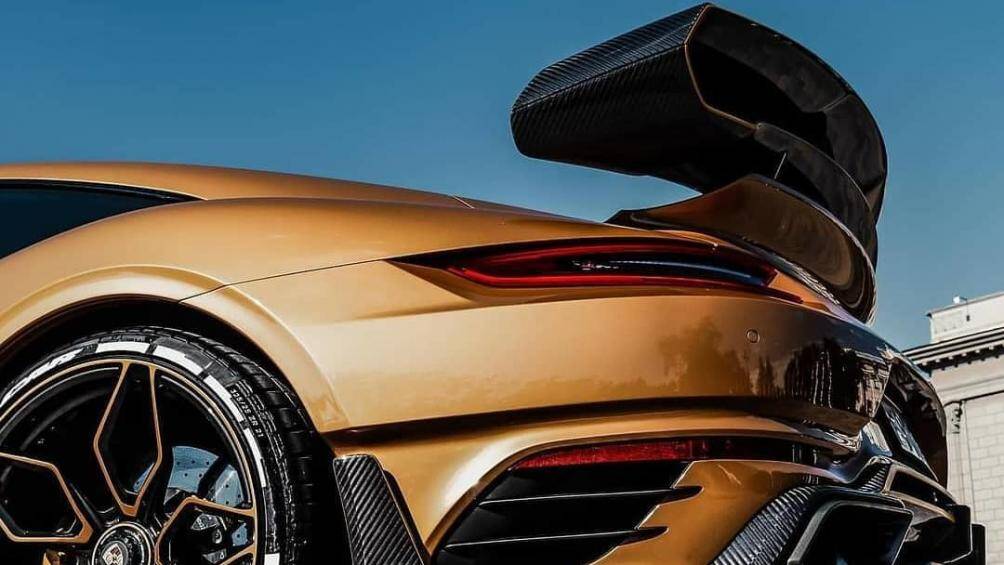 Phần hông đã được mở rộng hơn và không thể thiếu cánh lướt gió đôi ở phía sau