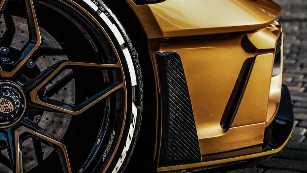 Phiên bản độc quyền làm bằng sợi carbon này được sản xuất theo các thông số chịu lực cao và có trọng lượng thấp hơn các bộ phận từ chiếc nguyên bản