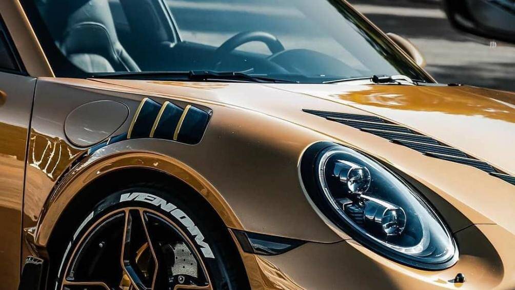 Điểm sáng nhất cho siêu phẩm này đó là bộ vỏ widebody với tổng cộng 17 món khác nhau tạo nên bản độ này