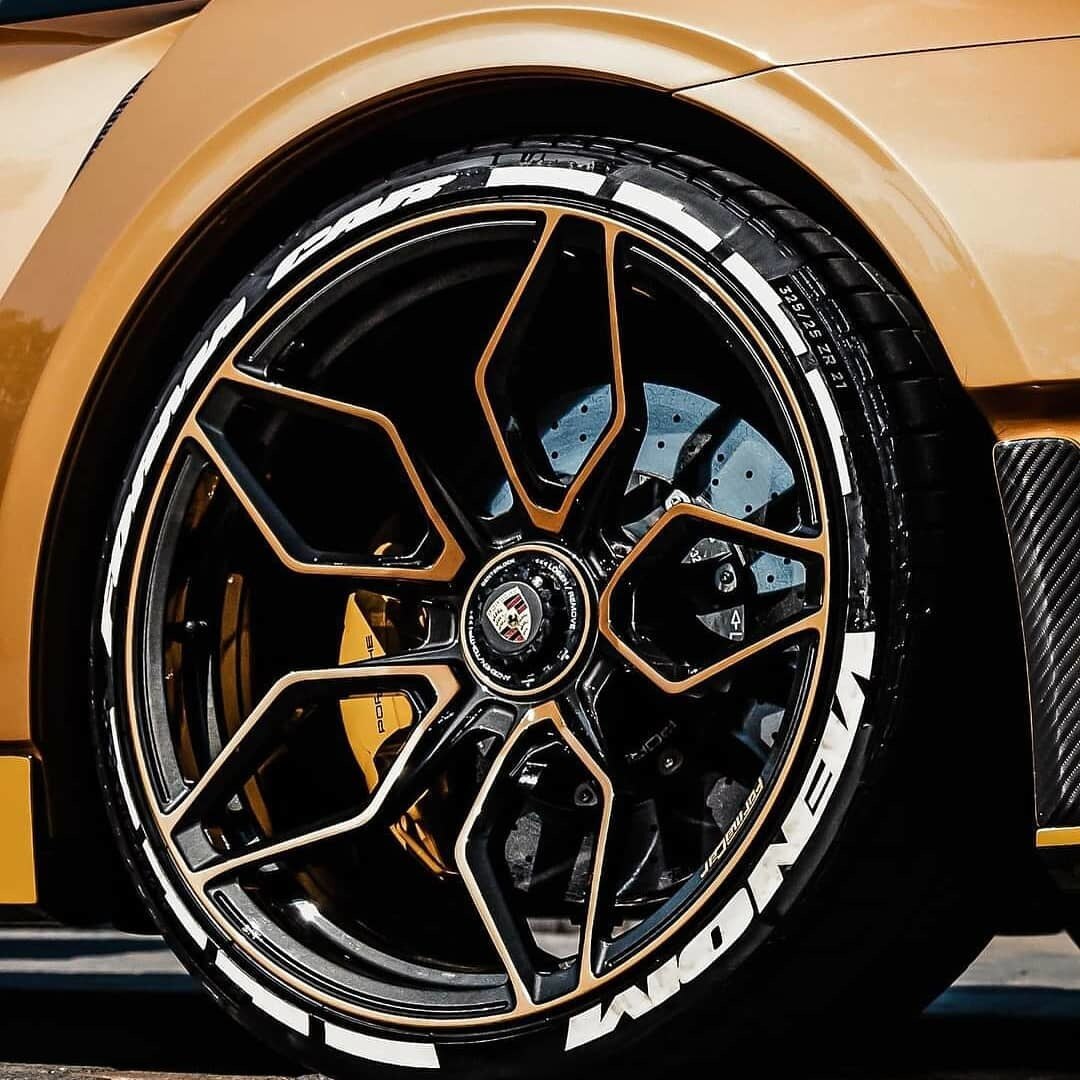 Thậm chí, cả cản xe, vòm bánh xe, lưới tản nhiệt cũng tận dụng luôn cả chất liệu sợi carbon chuyên dụng