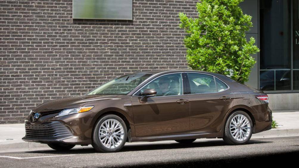 4. Toyota Camry 2020 (điểm số: 8,5/10, giá khởi điểm: 24.425 USD)