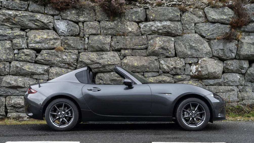 5. Mazda MX-5 Miata 2020 (điểm số: 8,4/10, giá khởi điểm: 26.580 USD)