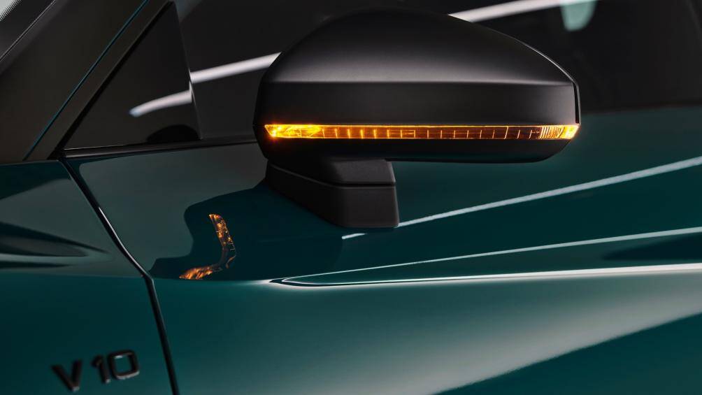 Người mua cũng có thể lựa chọn các màu sắc khác như trắng Ibis, xám Daytona, hoặc đen Mythos