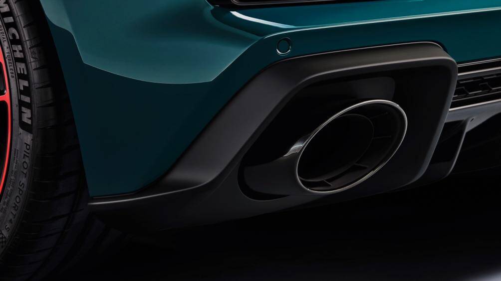 Một phần nắp capô, nóc, tấm chắn bùn, và đuôi xe sẽ được bọc trong màu đen mờ, kết hợp thêm huy hiệu đặc biệt