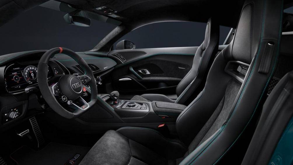 Ở bên trong nội thất, ghế ngồi được bọc chất liệu Alcantara, trong khi vô lăng có vạch dấu đỏ hướng 12 giờ