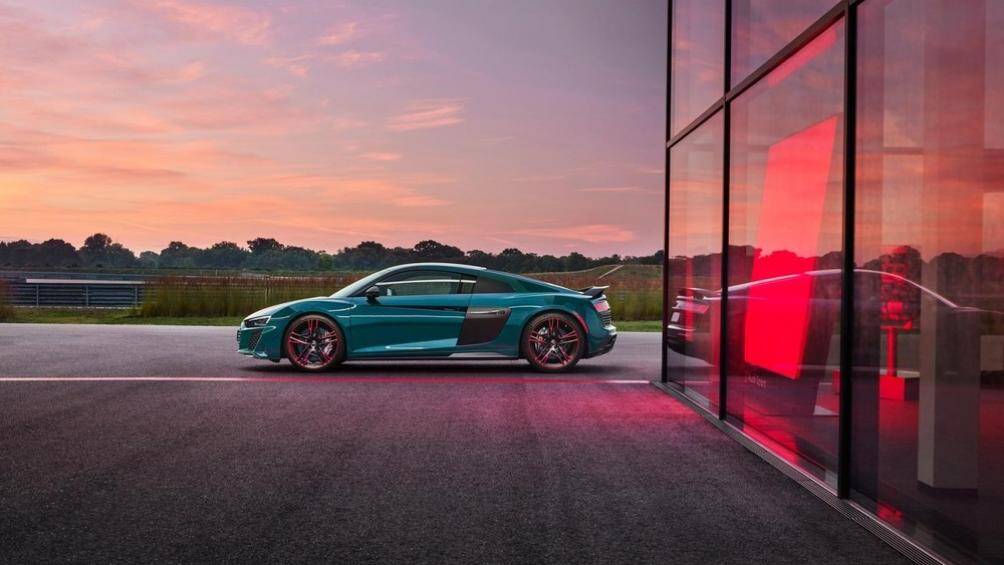 Audi chỉ hạn chế sản xuất 50 chiếc R8 “Green Hell” trên quy mô toàn cầu. Giá xe ở Đức khởi điểm từ 233.950 euro (tương đương 6,38 tỷ đồng)