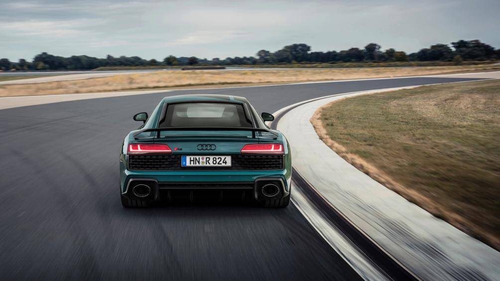 R8 "Green Hell" vẫn sử dụng khối động cơ V10 dung tích 5.2 lít sản sinh 615 mã lực thông qua hộp số ly hợp kép 7 cấp