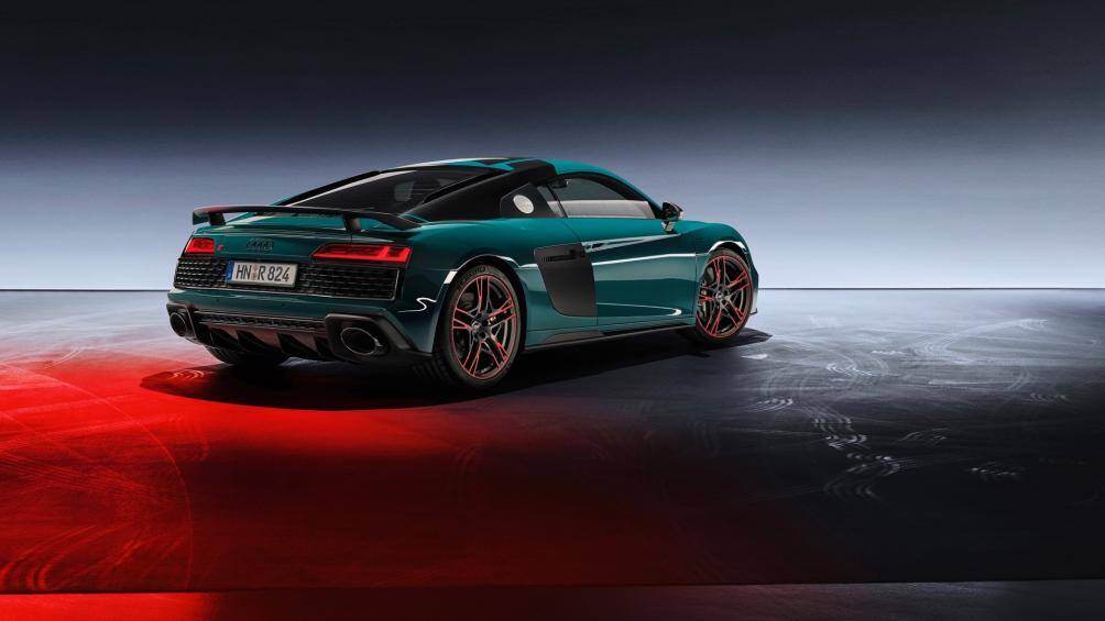 Bộ la-zăng 20 inch 5 chấu cũng được sơn màu đen mờ, kết hợp với đường viền màu đỏ