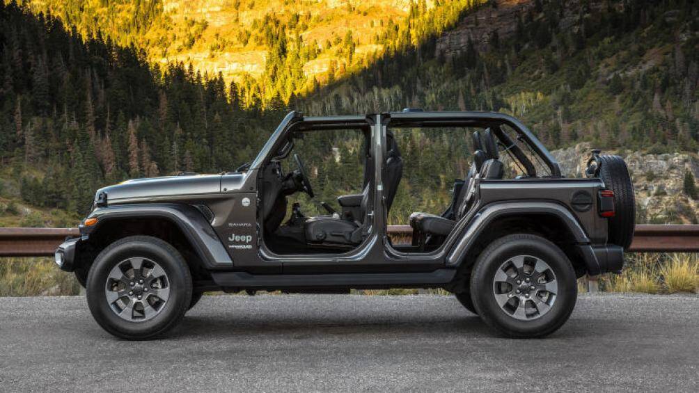2. Jeep Wrangler Convertible 2020 (giá khởi điểm: 28.295 USD)