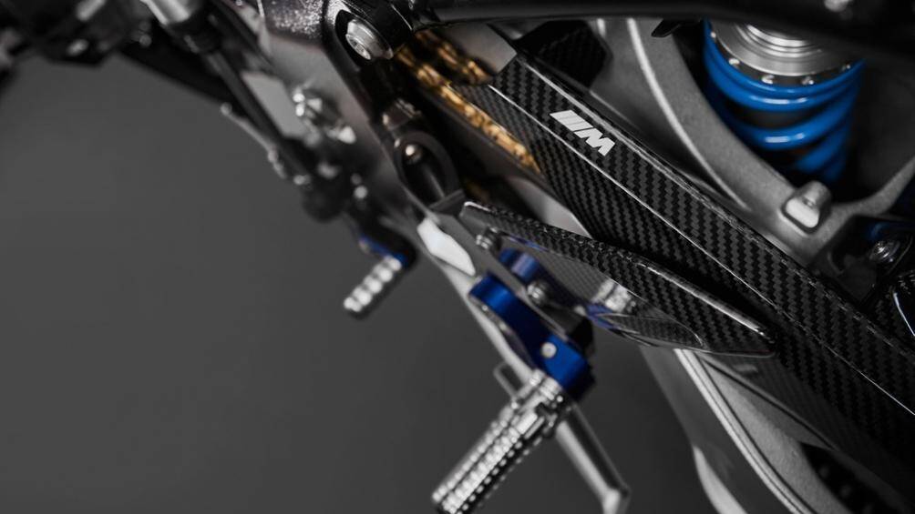 Phần ống giảm xóc được làm từ nhôm nguyên khối sơn đen và phần chân giảm xóc được thay đổi để tương thích với kẹp phanh mới. Giảm xóc sau được thay mới