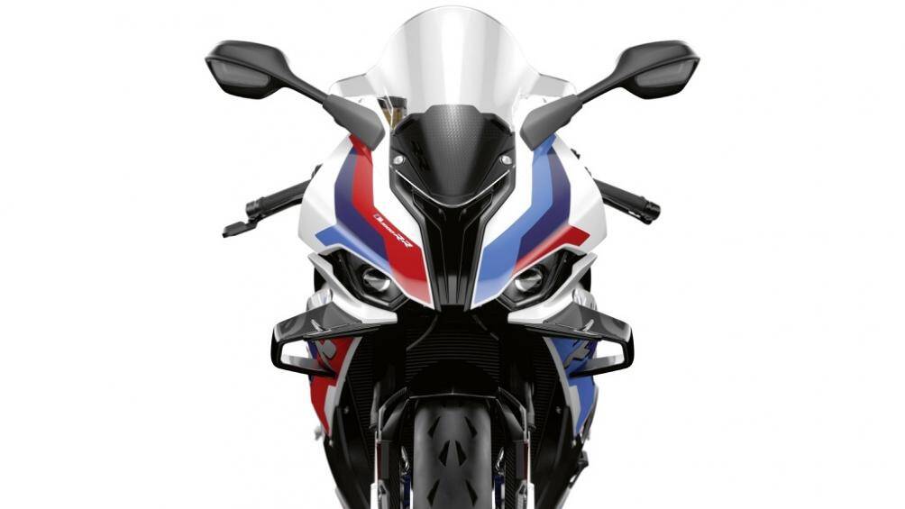 Tương tự phiên bản S 1000 RR M Performance, M 1000 RR được trang bị cặp mâm bằng carbon. Bộ mâm mới nhẹ hơn 1,67 kg so với cặp mâm nhôm trên S 1000 RR