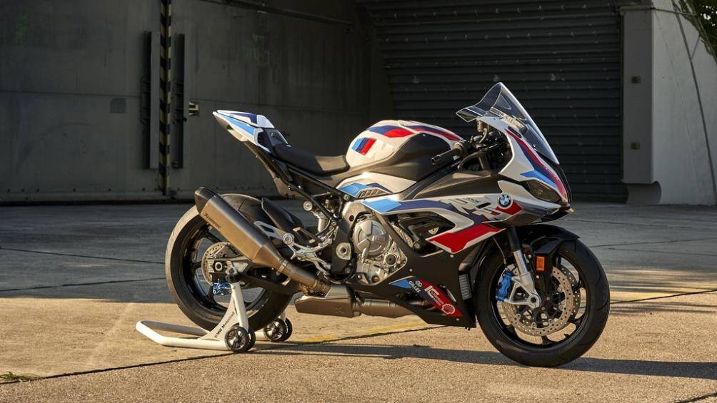 M 1000 RR cho ra công suất lớn hơn, được bổ sung cánh gió khí động học. Mẫu superbike này nặng 191 kg, nhẹ hơn con số 193,5 kg của S 1000 RR