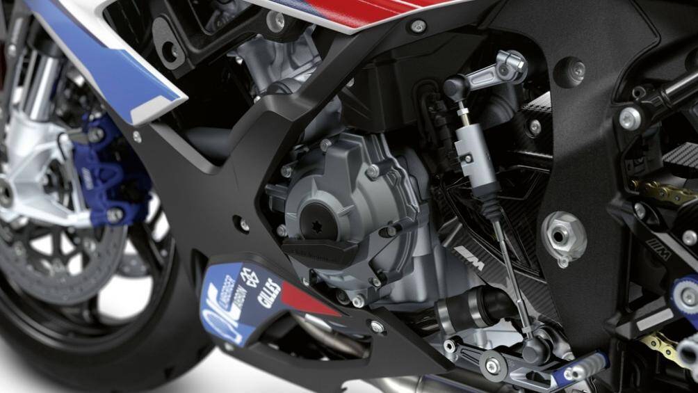 Tương tự S 1000 RR, M 1000 RR sử dụng động cơ 4 xy-lanh thẳng hàng, dung tích 999 cc với công nghệ ShiftCam