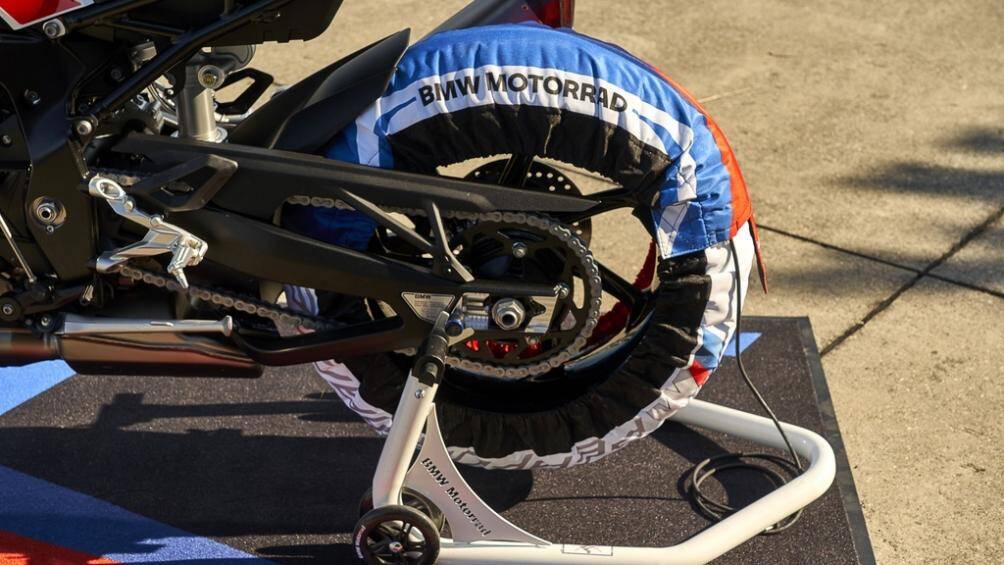 Nhờ các thay đổi này, động cơ trên M 1000 RR cho ra công suất 212 mã lực tại 14.500 vòng/phút, tăng 5 mã lực so với S 1000 RR