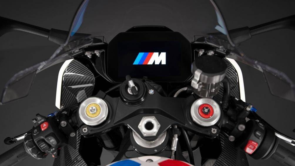 M 1000 RR có 4 chế độ lái tiêu chuẩn gồm Rain, Road, Dynamic và Race, ngoài ra xe có 3 chế độ tùy chỉnh Race Pro