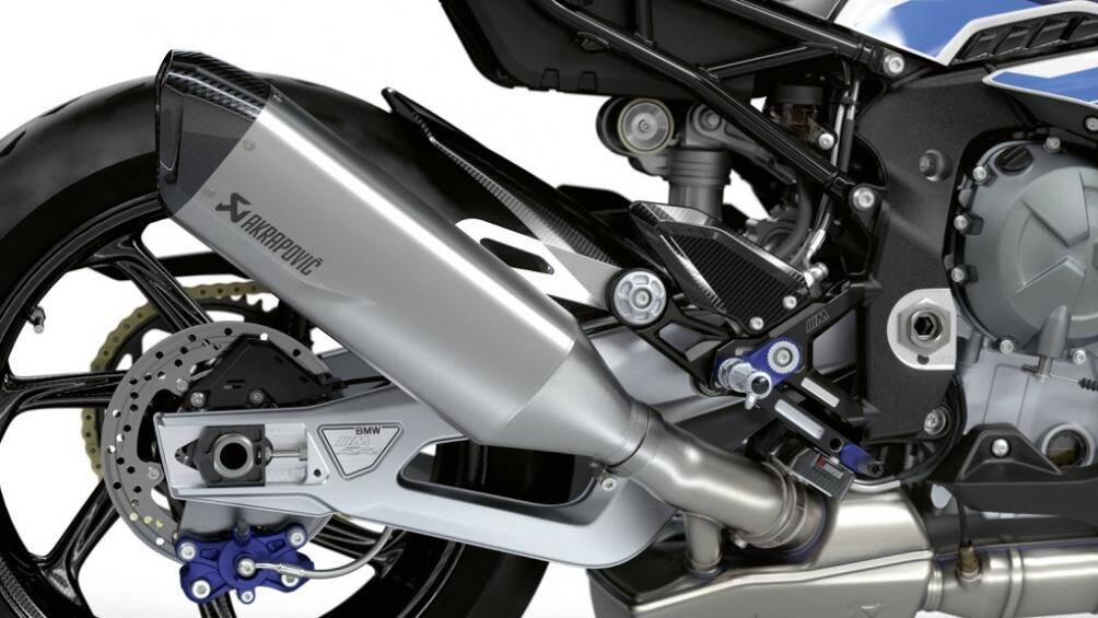 Hệ thống ống xả tiêu chuẩn của M 1000 RR là loại titanium đến từ Akrapovic, nhỏ và nhẹ hơn ống xả của S 1000 RR