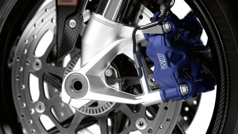 Các công nghệ điện tử hỗ trợ gồm hệ thống giới hạn tốc độ khi vào làn đường pit, hỗ trợ khởi hành ngang dốc và quickshift 2 chiều