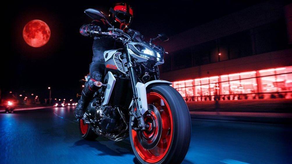 Tại thị trường Việt Nam, MT-09 cũng đang được Yamaha phân phối chính hãng, giá xe Yamaha MT-09 tại Việt Nam ở mức khoảng 309 triệu đồng tại đại lý