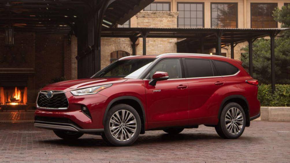 4. Toyota Highlander Hybrid 2020 (giá khởi điểm: 38.200 USD, điểm tổng thể: 8,1/10)