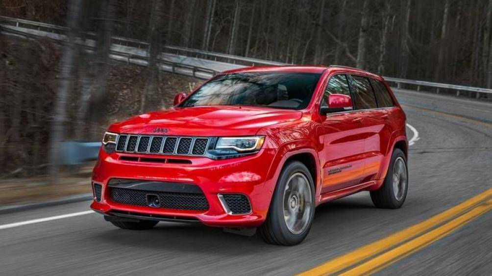 Jeep Grand Cherokee Trackhawk 2020 là mẫu SUV đậm chất Mỹ. Đồng thời đây cũng là chiếc xe có công suất mạnh nhất danh sách này với 707 mã lực, cho khả năng tăng tốc từ 0 - 100 km/h chỉ trong 3,5 giây