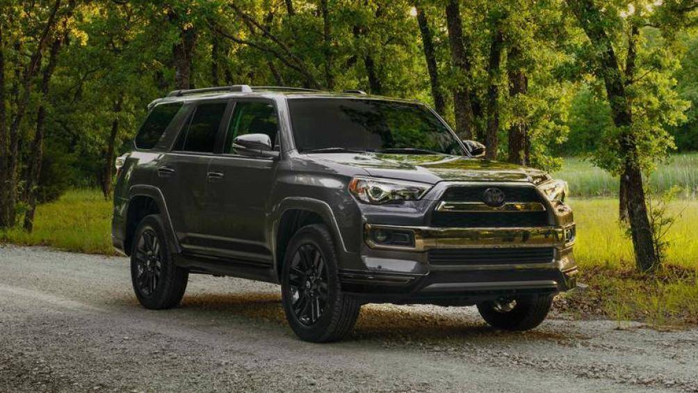 Toyota 4Runner 2020 là mẫu SUV địa hình đã trải qua nhiều thế hệ, được khẳng định về sự vượt trội cả ở địa hình xấu lẫn đường trường với gầm xe cao 9,6 inch đi kèm không gian chở người và đồ rộng rãi
