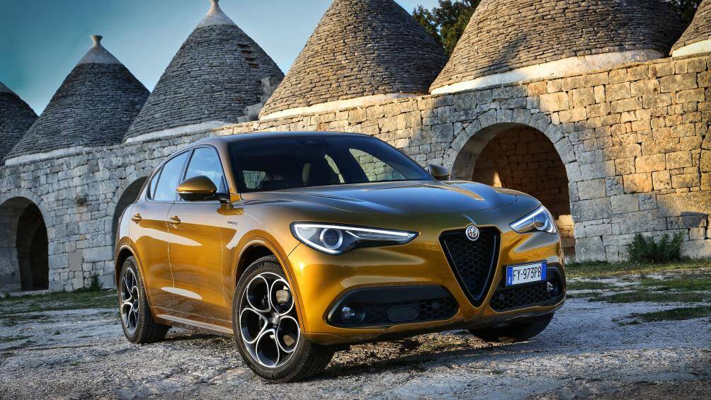 Alfa Romeo Stelvio 2020 có công suất tối đa có thể lên tới 505 mã lực là mẫu SUV mang phong cách sang trọng và quyến rũ, đi kèm nhiều chế độ chạy từng loại địa hình khác nhau và hộp số tự động 8 cấp