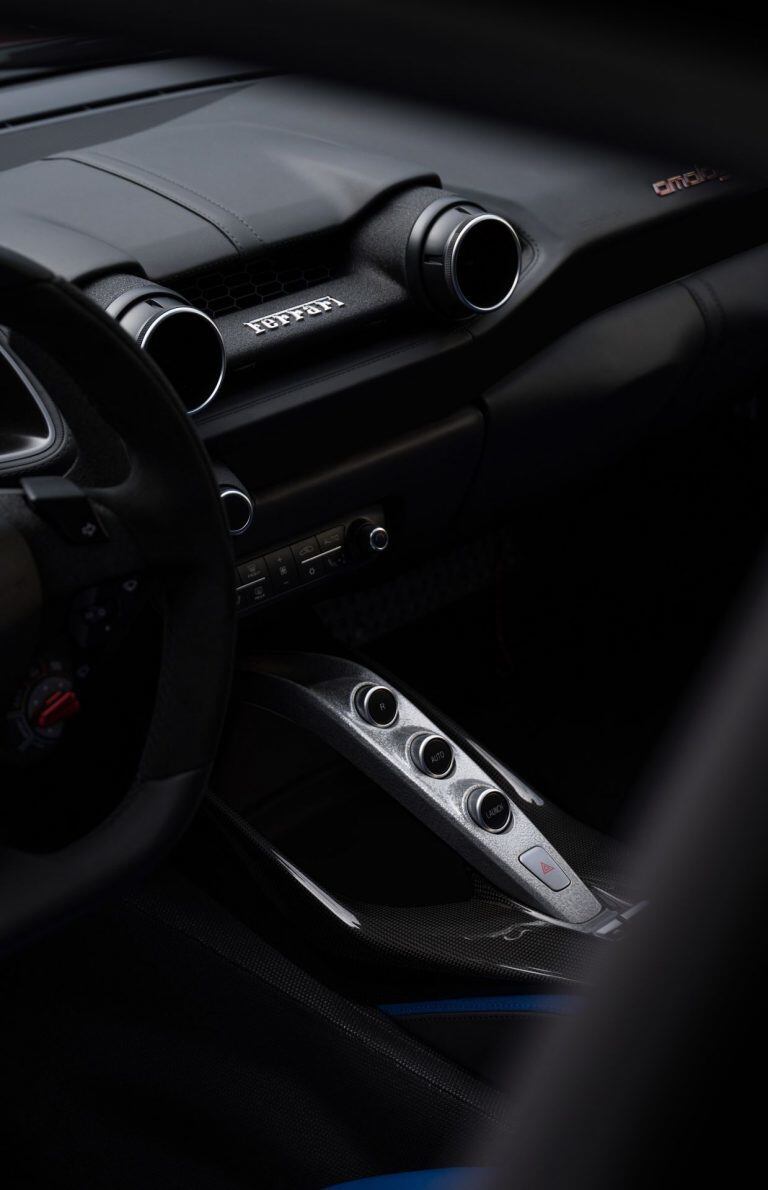 Các chi tiết kim loại trên bảng điều khiển và vô lăng được hoàn thiện với hiệu ứng sơn nứt gợi nhớ đến những chiếc xe đua GT từ những năm 1950 và 1960