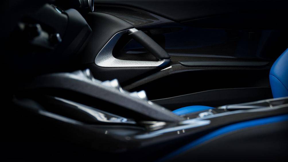 Bên trong khoang nội thất, phần ghế ngồi được bọc da màu xanh da trời cùng chất liệu vải Jeans Aunde