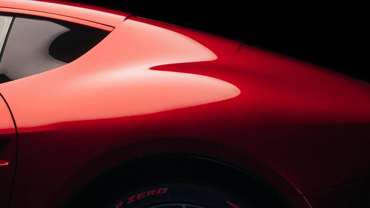 Chiếc xe được hoàn thiện với màu sơn đỏ mang tên Rosso Magma, kết hợp với đó là các chi tiết được chế tạo bằng chất liệu carbon tối màu