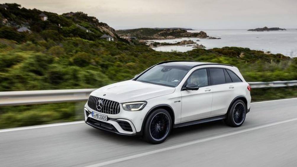 Mercedes-AMG-GLC63 2020 sử dụng động cơ tăng áp kép V8 sở hữu sự thoải mái, sang trọng của một chiếc xe Mercedes-Benz nhưng thêm vào sức mạnh lên tới 469 mã lực. Đi kèm với đó là bộ lốp hiệu suất cao cùng nhiều chi tiết làm từ các-bon.