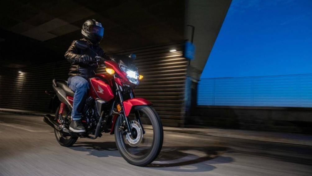 Đồng thời, xe cũng trang bị bộ đề điện ACG khởi động êm ái. Khung gầm thép ống xe nhẹ, thân xe được tái thiết kế với các đường nét ấn tượng