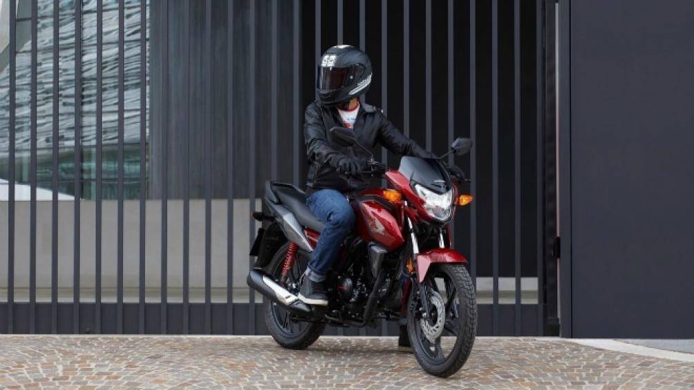 Xe có diện mạo tổng thể giống đời trước nhưng được nâng cấp một số chi tiết khá ấn tượng, trọng lượng xe cũng được giảm tối thiểu