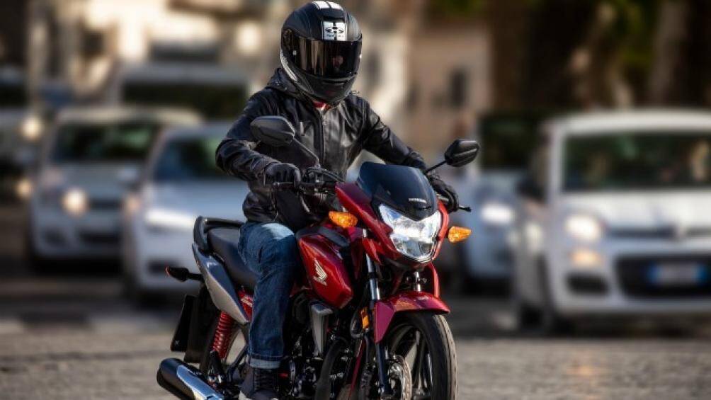 Bên cạnh đó, thế hệ Honda CB125F 2021 còn được trang bị động cơ thông minh eSP, giúp tăng độ tiết kiệm xăng hơn 27% so với thế hệ động cơ cũ