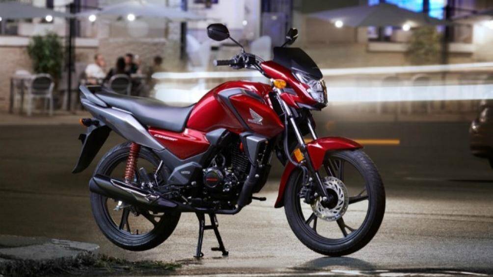 Cụ thể, mẫu xe Honda CB125F đời 2021 có khối lượng xe giảm hơn 11kg so với mẫu xe trước đây. Khối lượng tổng thể từ 127 kg xuống còn 117 kg