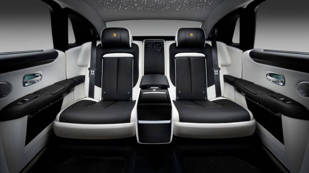 Tủ ủ được Rolls-Royce trang bị cho Ghost mới hoạt động ở hai chế độ gồm chế độ 11 độ C dành cho Champagne cổ điển và 6 độ C dành cho Champagne hiện đại