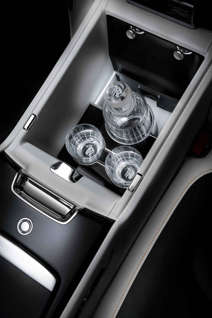 Cùng với bộ ghế đặc biệt này, Rolls-Royce cũng tích hợp thêm một tủ ủ lạnh Champagne vào giữa hai ghế