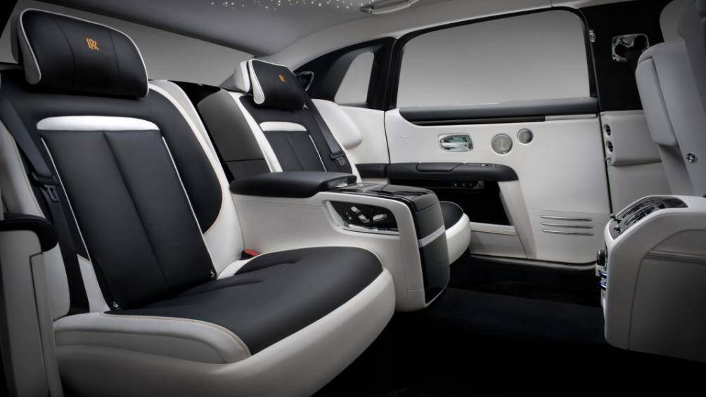 Nhờ việc kéo dài trục cơ sở, Rolls-Royce đã có thể dễ dàng trang bị thêm bộ ghế Serenity, biến mẫu xe này trở thành một chiếc “chuyên cơ mặt đất”