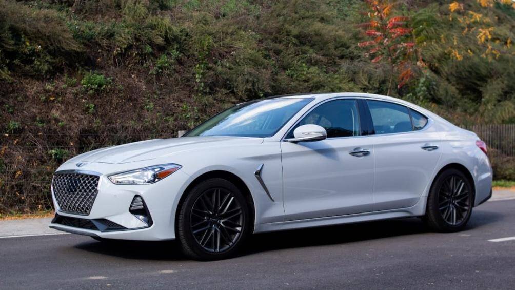 Hyundai Genesis G70
Mẫu xe sang đến từ Hàn Quốc không những có hiệu suất cao mà còn rất an toàn khi được trang bị tính năng cảnh báo va chạm trước/sau, cảnh báo điểm mù,...
