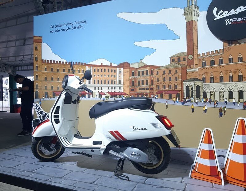 Ngày 30/9, Piaggio Việt Nam chính thức ra mắt mẫu xe tay ga Vespa Racing Sixties được lấy cảm hứng từ thế giới đua xe với phong cách thẩm mỹ cổ điển và gợi cảm