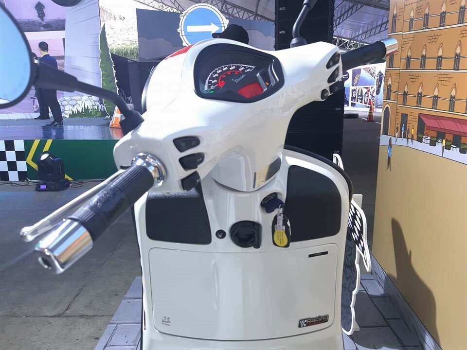 Trong đó, phiên bản Vespa Vespa GTS Super Racing Sixties có 2 lựa chọn động cơ 150cc và 300cc