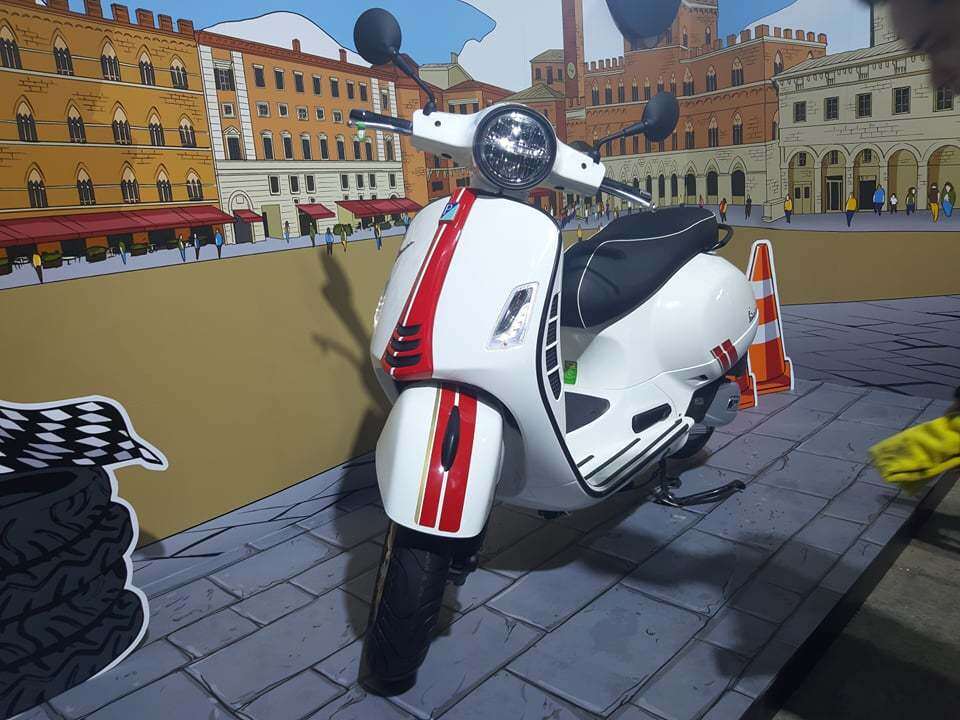 Phiên bản Vespa GTS Super Racing Sixties 150cc được trang bị khối động cơ iGet xi lanh đơn 4 thì 4 van, phun xăng điện tử, làm mát bằng dung dịch cho công suất tối đa 11 KW tại 8.250 vòng/phút, mô men xoắn cực đại 14 Nm tại 6.500 vòng/phút