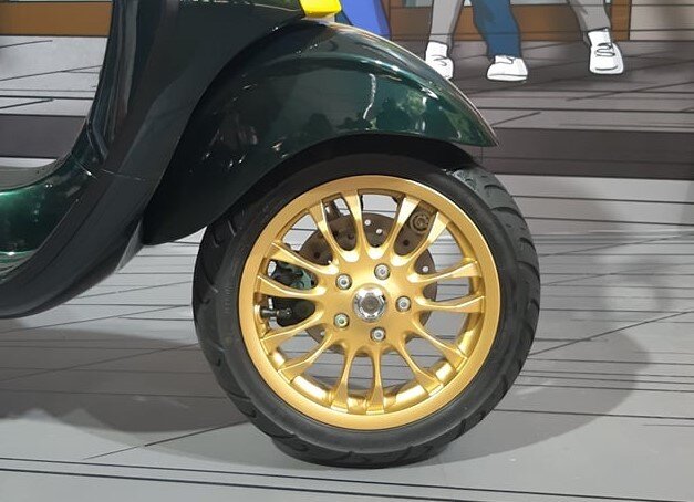 Vespa Sprint Racing Sixties đã trút bỏ lớp mạ crôm của vành bánh xe để nhường chỗ cho lớp vỏ kim loại vàng, được bọc PVC để bảo vệ trong thời tiết xấu và hoàn thiện theo phong cách nghệ nhân, gợi nhớ đến những chiếc xe thể thao thập niên 1960