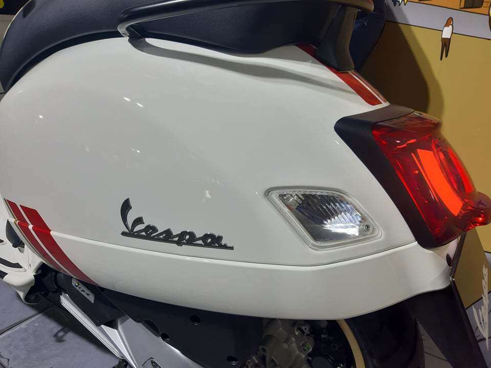 Vespa GTS Racing Sixties có giá 120 triệu đồng với phiên bản GTS 150cc và 135 triệu đồng với phiên bản GTS 300 HPE