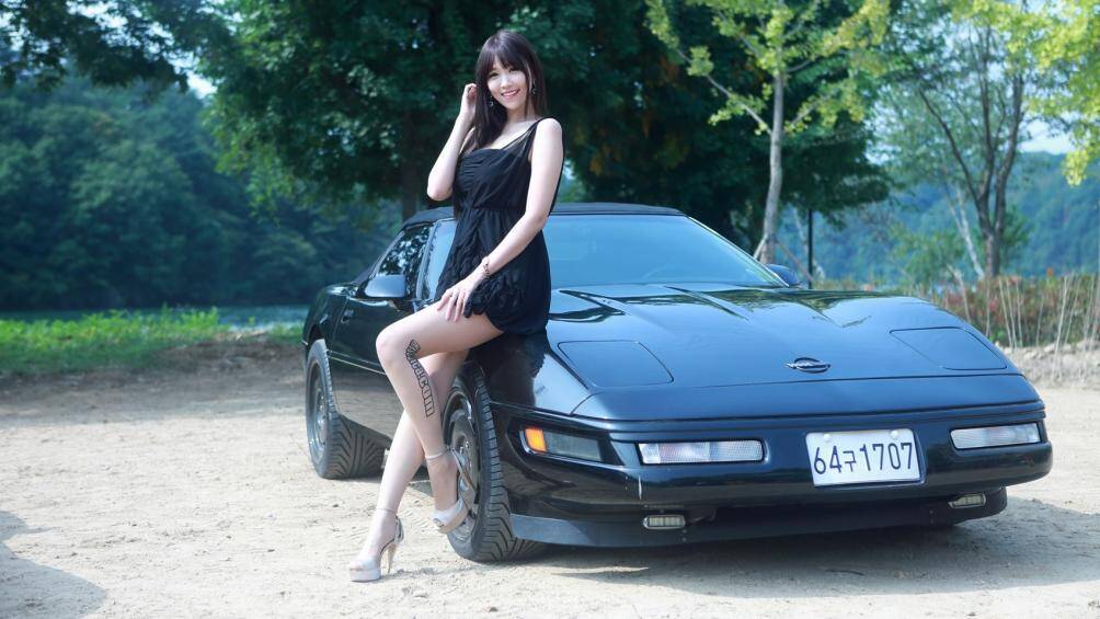 Người đẹp diện chiếc váy đen đồng bộ với màu sơn xe