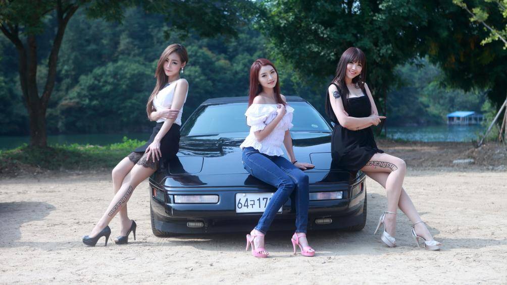 Dàn chân dài thỏa sức phô diễn vẻ đẹp gợi cảm và nóng bỏng