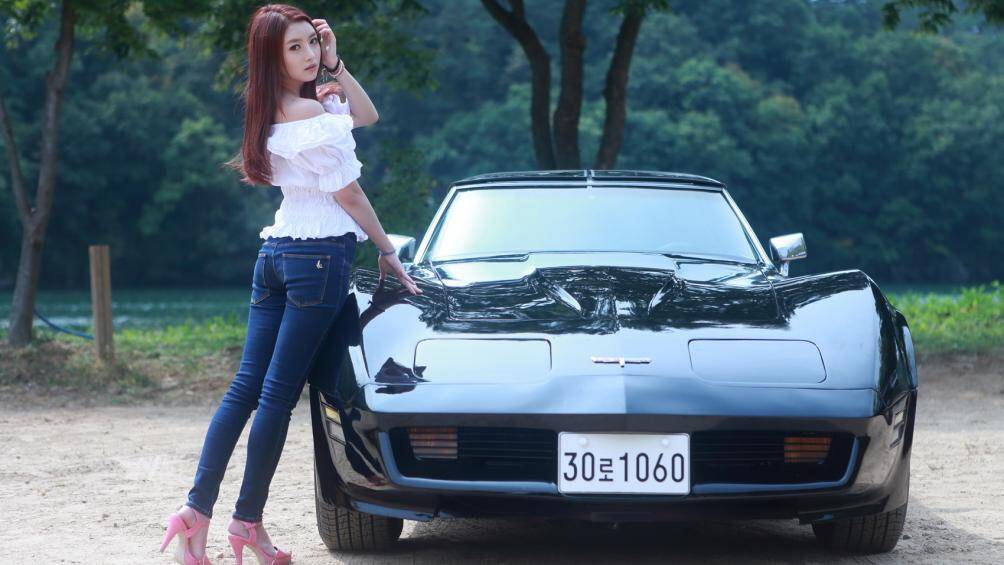 Vẻ đẹp tinh khiết, dịu dàng bên siêu xe hầm hố