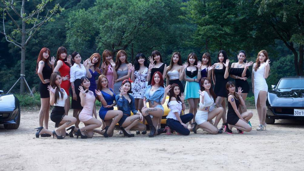 Dàn mẫu xe Hàn Quốc chụp ảnh lưu niệm sau một kỳ triển lãm xe