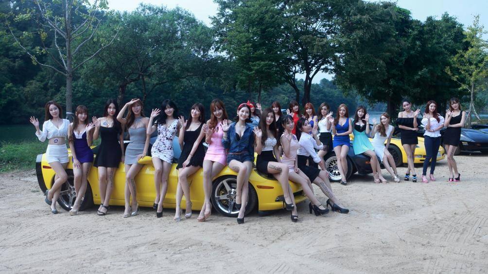 Dàn người mẫu tự tin tạo dáng, ngồi trên nắp capo của các mẫu xe