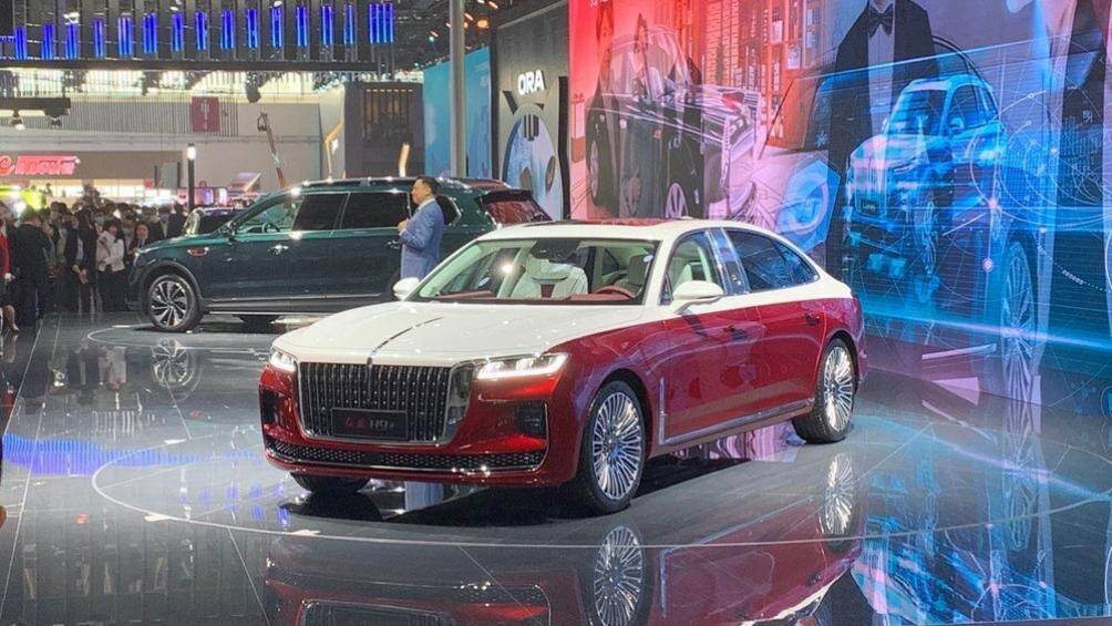 Nằm hai bên lưới tản nhiệt là cụm đèn pha Matrix LED có thiết kế dài và thanh mảnh, mang đến vẻ hiện đại cho mẫu ô tô Trung Quốc này