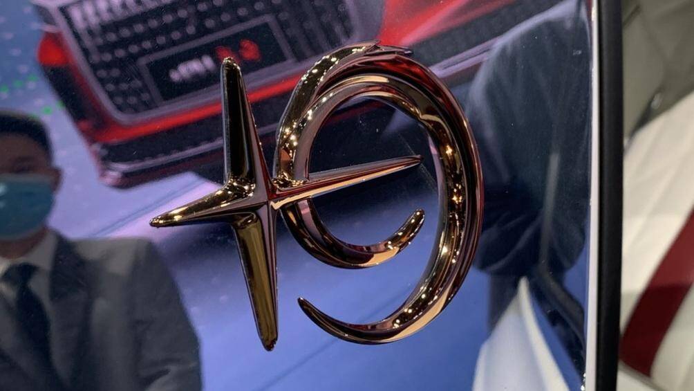 Trên dải đèn nằm giữa đèn hậu này còn có một thanh mạ crôm, vừa tạo sự sang trọng vừa khiến đuôi xe trông bề thế và rộng hơn